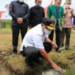 Bupati Budiman Peletakan Batu Pertama perguruan Tinggi Institusi Sains dan Teknologi Muhammadiyah, sabtu (12/2/22). foto Okeson.id