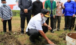 Bupati Budiman Peletakan Batu Pertama perguruan Tinggi Institusi Sains dan Teknologi Muhammadiyah, sabtu (12/2/22). foto Okeson.id