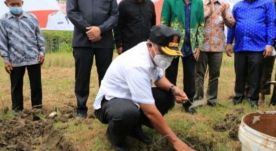 Bupati Budiman Peletakan Batu Pertama perguruan Tinggi Institusi Sains dan Teknologi Muhammadiyah, sabtu (12/2/22). foto Okeson.id