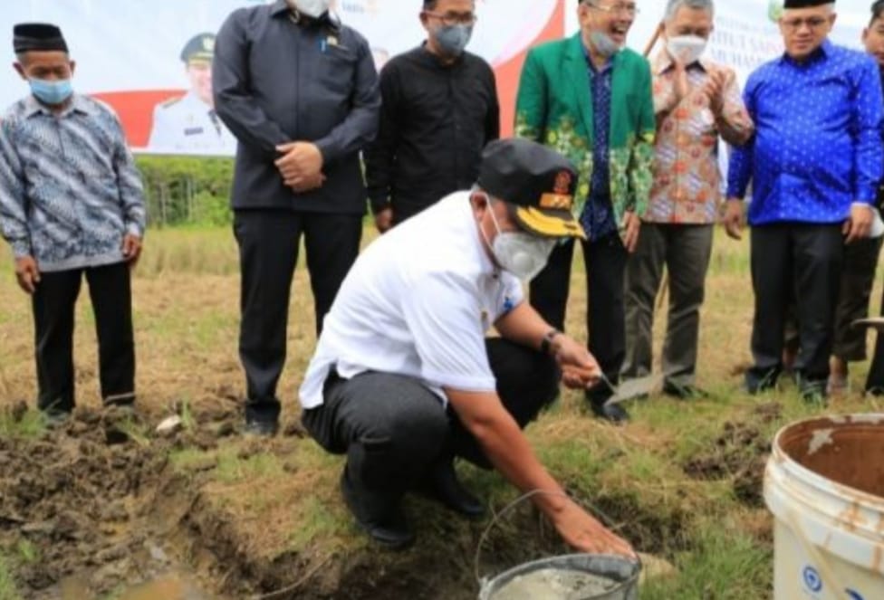 Bupati Budiman Peletakan Batu Pertama perguruan Tinggi Institusi Sains dan Teknologi Muhammadiyah, sabtu (12/2/22). foto Okeson.id