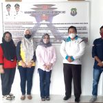 Anggota DPRD Kab. Luwu Timur, Heryanti Harun foto bersama kepala dinas DPMTSP Kab. Bombana, jumát (25/2/22). Usai sharing terkait syarat-syarat dalam pembangunan smelter.