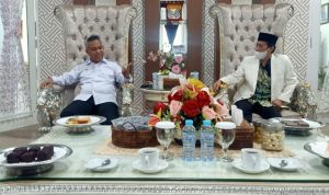Bupati Lutim, H. Budiman saat bebrincang dengan Rektor Unanda, Annas Boceng dalam pertemuan di Rujab Bupati, Rabu (9/3/22).