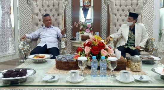 Bupati Lutim, H. Budiman saat bebrincang dengan Rektor Unanda, Annas Boceng dalam pertemuan di Rujab Bupati, Rabu (9/3/22).