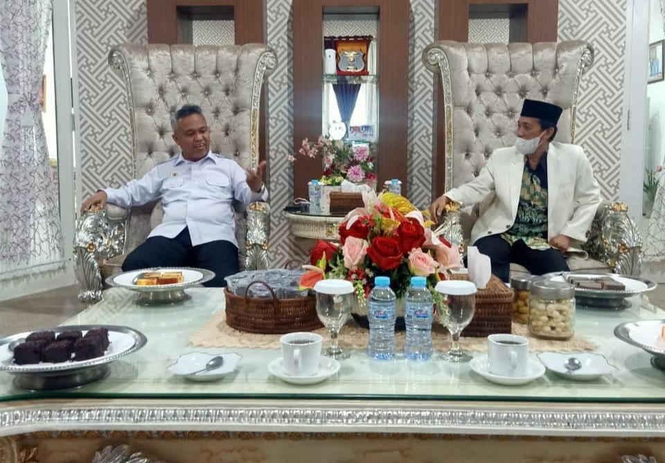 Bupati Lutim, H. Budiman saat bebrincang dengan Rektor Unanda, Annas Boceng dalam pertemuan di Rujab Bupati, Rabu (9/3/22).