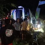 Diduga Rem blong bus Megamas terbalik dan menabrak tiang di kecamatan Wasuponda, Sabtu (12/3/22), malam.