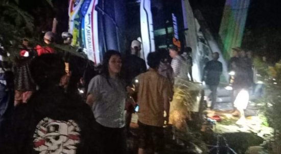Diduga Rem blong bus Megamas terbalik dan menabrak tiang di kecamatan Wasuponda, Sabtu (12/3/22), malam.