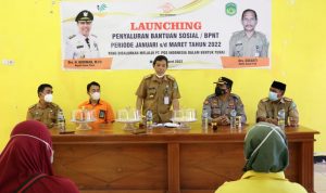 Staf Ahli Pembangunan, Rapiuddin Tahir mewakili Bupati Luwu Timur melaunching Penyaluran Bantuan Sosial / BPNT Periode Januari sampai dengan Maret 2022 yang disalurkan melalui PT. Pos Indonesia dalam bentuk tunai, di Aula Kantor Dinas Sosial P3A Lutim, Selasa (01/03/2022).