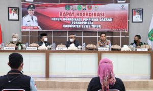 Bupati Luwu Timur, H. Budiman saat menggelar rapat koordinasi dengan Forum Koordinasi Pimpinan Daerah (Forkopimda) dan sejumlah pihak terkait, di Aula Rumah Jabatan Bupati, Puncak Indah Malili, Jum'at (04/03/2022).