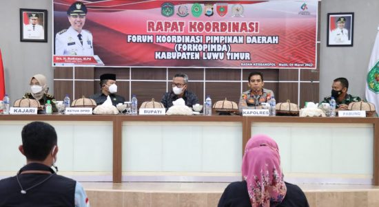 Bupati Luwu Timur, H. Budiman saat menggelar rapat koordinasi dengan Forum Koordinasi Pimpinan Daerah (Forkopimda) dan sejumlah pihak terkait, di Aula Rumah Jabatan Bupati, Puncak Indah Malili, Jum'at (04/03/2022).