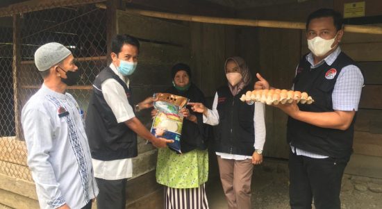 Sebanyak 20 Paket langsung di salurkan di Desa Pongkeru, Kecamatan Malili, Jumat (04/03/2022).
