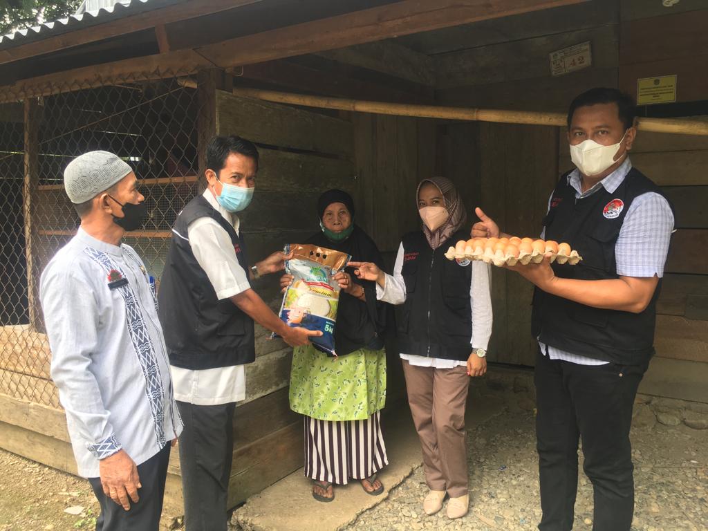 Sebanyak 20 Paket langsung di salurkan di Desa Pongkeru, Kecamatan Malili, Jumat (04/03/2022).