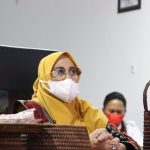 Ketua Dekranasda lutim, Hj. Sufriaty, bersama jajarannya, mengikuti HUT Dewan Kerajinan Nasional (Dekranas) Ke-42 yang bertemakan "Semangat Bertahan Perajin Berdaya Saing" secara virtual di Ruang Media Center Diskominfo-SP, Jum'at (04/03/2022).