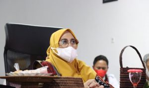 Ketua Dekranasda lutim, Hj. Sufriaty, bersama jajarannya, mengikuti HUT Dewan Kerajinan Nasional (Dekranas) Ke-42 yang bertemakan "Semangat Bertahan Perajin Berdaya Saing" secara virtual di Ruang Media Center Diskominfo-SP, Jum'at (04/03/2022).