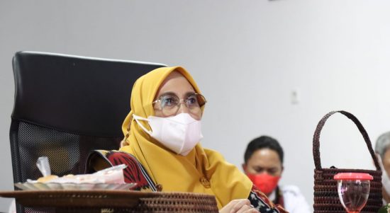 Ketua Dekranasda lutim, Hj. Sufriaty, bersama jajarannya, mengikuti HUT Dewan Kerajinan Nasional (Dekranas) Ke-42 yang bertemakan "Semangat Bertahan Perajin Berdaya Saing" secara virtual di Ruang Media Center Diskominfo-SP, Jum'at (04/03/2022).