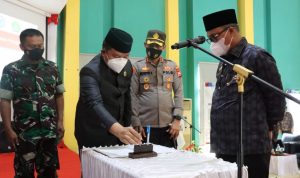 Ketua DPRD, Aripin bersama Bupati Luwu timur saat acara pengukuhan pengurus FKUB Luwu Timur di Gedung Wanita Simpurusiang, Jumat (04/03/2022).