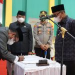 Bupati Luwu Timur (Lutim), H. Budiman, didampingi Ketua Dewan Perwakilan Rakyat Daerah (DPRD) Lutim, Aripin, serta Forum Koordinasi Pimpinan Daerah (Forkopimda), mengukuhkan Pengurus Forum Kerukunan Umat Beragama (FKUB) Kabupaten Lutim Masa Bakti 2022-2027, di Gedung Wanita Simpurusiang, Jumat (04/03/2022).