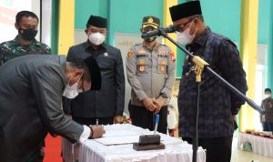 Bupati Luwu Timur (Lutim), H. Budiman, didampingi Ketua Dewan Perwakilan Rakyat Daerah (DPRD) Lutim, Aripin, serta Forum Koordinasi Pimpinan Daerah (Forkopimda), mengukuhkan Pengurus Forum Kerukunan Umat Beragama (FKUB) Kabupaten Lutim Masa Bakti 2022-2027, di Gedung Wanita Simpurusiang, Jumat (04/03/2022).