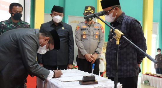 Bupati Luwu Timur (Lutim), H. Budiman, didampingi Ketua Dewan Perwakilan Rakyat Daerah (DPRD) Lutim, Aripin, serta Forum Koordinasi Pimpinan Daerah (Forkopimda), mengukuhkan Pengurus Forum Kerukunan Umat Beragama (FKUB) Kabupaten Lutim Masa Bakti 2022-2027, di Gedung Wanita Simpurusiang, Jumat (04/03/2022).