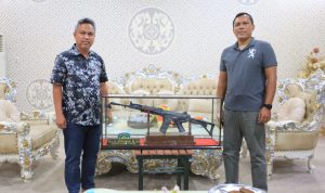 Letkol Inf. Gunawan hadiahi bupati luwu timur miniatur senapan, Sabtu (05/03/2022).