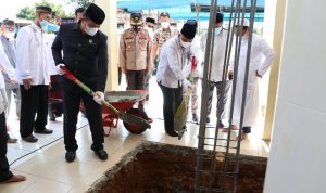 Bupati Budiman bersama Ketua DPRD, Aripin, melakukan peletakan batu pertama pembangunan Masjid Al-Ukhuwah Tapu Ondau, Sorowako, Kecamatan Nuha, Minggu pagi (06/03/2022).