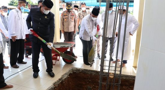Bupati Budiman bersama Ketua DPRD, Aripin, melakukan peletakan batu pertama pembangunan Masjid Al-Ukhuwah Tapu Ondau, Sorowako, Kecamatan Nuha, Minggu pagi (06/03/2022).