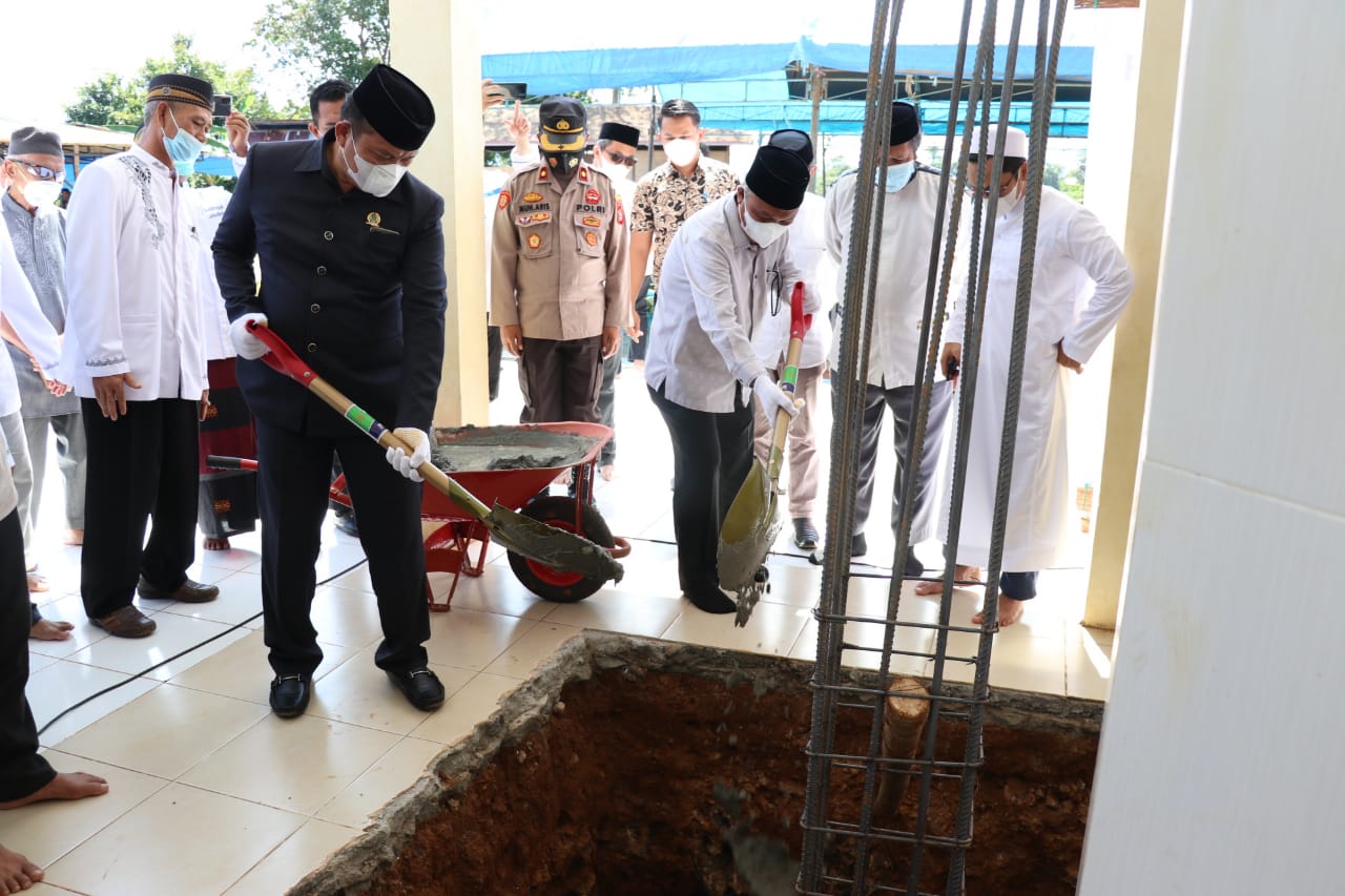 Bupati Budiman bersama Ketua DPRD, Aripin, melakukan peletakan batu pertama pembangunan Masjid Al-Ukhuwah Tapu Ondau, Sorowako, Kecamatan Nuha, Minggu pagi (06/03/2022).