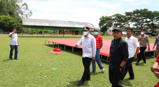 Bupati Luwu Timur, H. Budiman didampingi Wakil Ketua I DPRD Lutim, HM. Siddiq BM. selaku Ketua Panitia MTQ IX meninjau sejauh mana persiapan pembukaan Musbaqah Tilawatil Qur'an (MTQ) IX tingkat Kabupaten Luwu Timur, Minggu (06/03/2022).