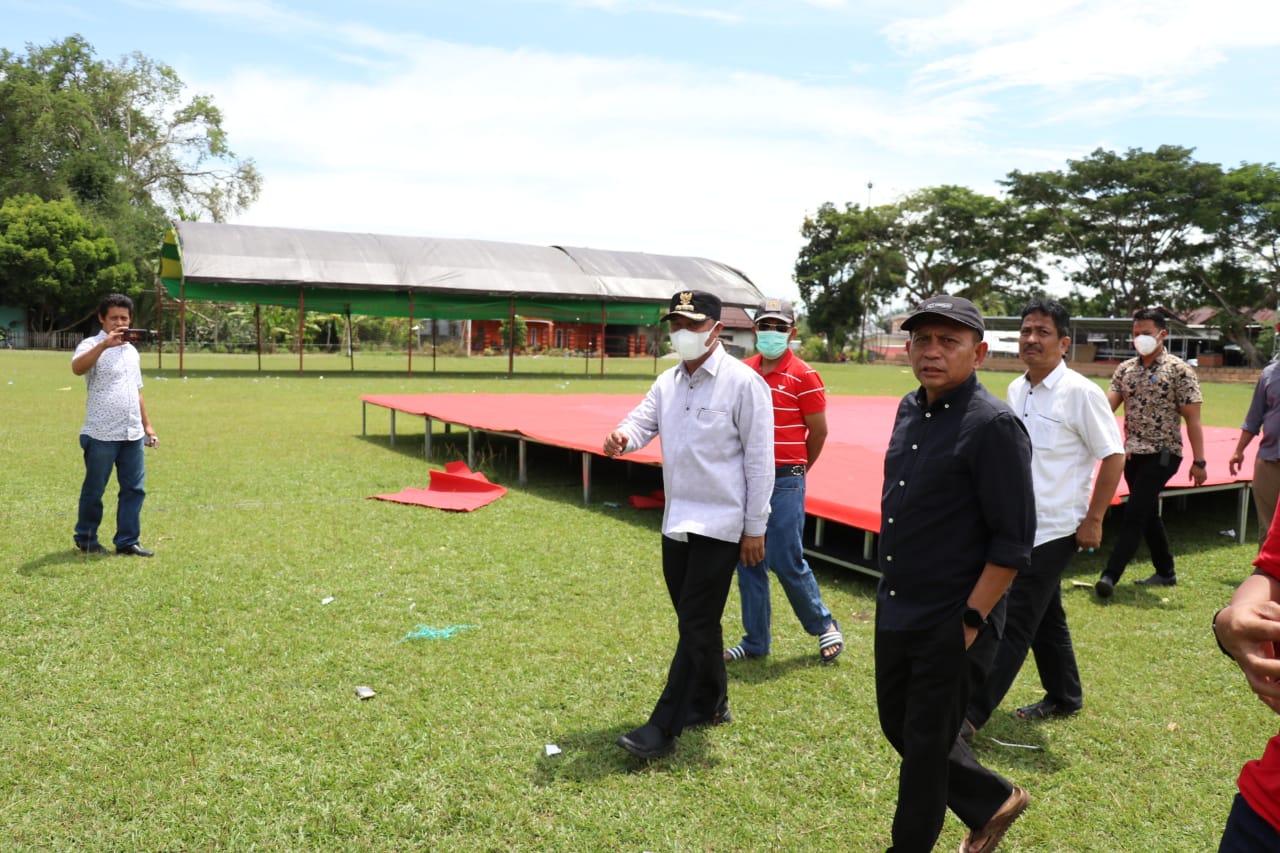 Bupati Luwu Timur, H. Budiman didampingi Wakil Ketua I DPRD Lutim, HM. Siddiq BM. selaku Ketua Panitia MTQ IX meninjau sejauh mana persiapan pembukaan Musbaqah Tilawatil Qur'an (MTQ) IX tingkat Kabupaten Luwu Timur, Minggu (06/03/2022).