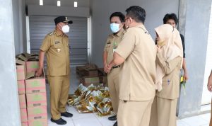 Bupati Luwu Timur, H. Budiman didampingi Kepala Disdagkoprinum, Senfry Oktavianus dan Camat Malili, Umar Hasan Dalle meninjau langsung pelaksanaan operasi pasar minyak goreng (migor) HET di Pasar Niaga Malili (PNM), Selasa (08/03/2022) siang.