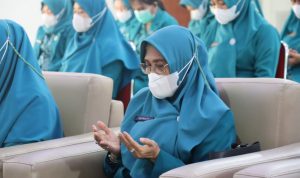 Ketua Tim Penggerak Pemberdayaan Kesejahteraan Keluarga (TP PKK) Kabupaten Luwu Timur (Lutim), Hj. Sufriaty didampingi Ketua 4 bidang Kesehatan Keluarga dan Lingkungan, Hj. Masrah Bahri Suli, Staf Ahli PKK, Hj. Haslinda Dohri beserta jajaran penggurus mengikuti Puncak Acara Hari Kesatuan Gerak (HKG) PKK ke-50 tingkat Nasional secara virtual bertempat di Aula Rumah Jabatan Bupati, Selasa (08/03/2022).