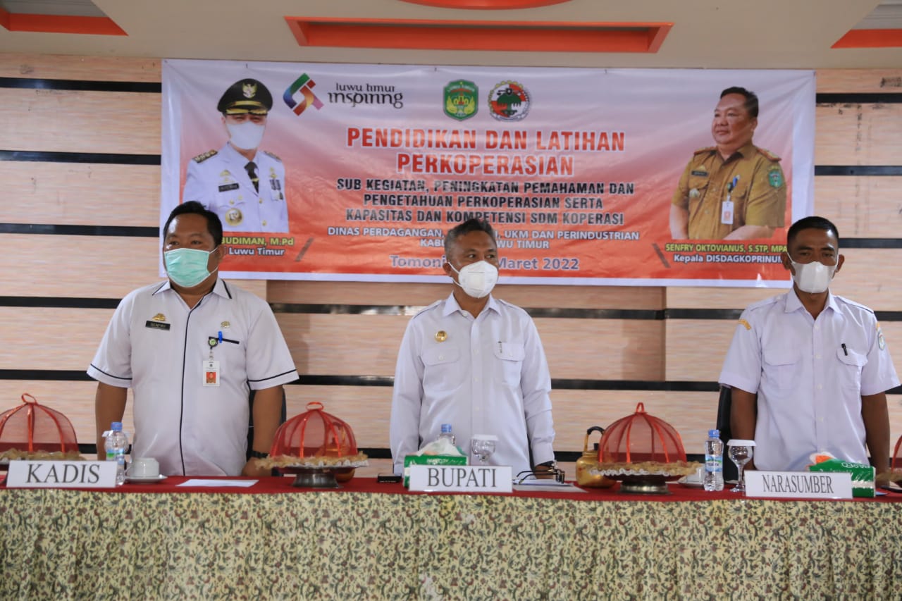 Bupati Luwu Timur, H. Budiman membuka kegiatan Pelatihan Perkoperasian dalam menyusun pelaporan keuangan yang diselenggarakan Dinas Perdagangan, Koperasi, Usaha Kecil Menengah dan Perindustrian (Disdagkoprinum) Kabupaten Luwu Timur di Hotel Sikumbang, Kecamatan Tomoni, Rabu (09/03/2022).