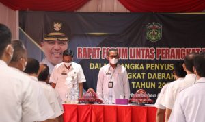 H. Bahri Suli mewakili Bupati Luwu Timur (Lutim) didampingi Kepala Bapelitbangda, Dohri As'ari, mengahadiri Rapat Forum Lintas Perangkat Daerah, dengan tema "Akselerasi Pertumbuhan Ekonomi, Penguatan Infrastruktur Daerah dan Pemenuhan Layanan Dasar" yang bertempat di Hotel I Lagaligo, Kecamatan Malili, Rabu (09/03/2022).