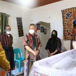 Bupati Luwu Timur, H. Budiman menyempatkan diri melayat untuk berbagi duka atas meninggalnya salah satu seorang Tokoh Masyarakat Toraja di Kecamatan Wasuponda, yakni Almarhum Bapak John S. Pakila, Kamis (10/03/2022).