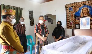 Bupati Luwu Timur, H. Budiman menyempatkan diri melayat untuk berbagi duka atas meninggalnya salah satu seorang Tokoh Masyarakat Toraja di Kecamatan Wasuponda, yakni Almarhum Bapak John S. Pakila, Kamis (10/03/2022).