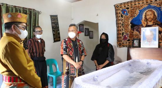 Bupati Luwu Timur, H. Budiman menyempatkan diri melayat untuk berbagi duka atas meninggalnya salah satu seorang Tokoh Masyarakat Toraja di Kecamatan Wasuponda, yakni Almarhum Bapak John S. Pakila, Kamis (10/03/2022).