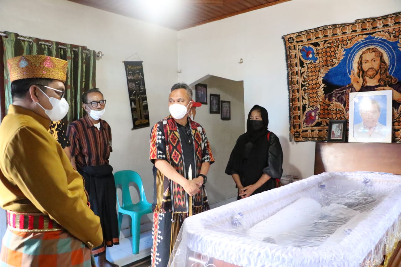 Bupati Luwu Timur, H. Budiman menyempatkan diri melayat untuk berbagi duka atas meninggalnya salah satu seorang Tokoh Masyarakat Toraja di Kecamatan Wasuponda, yakni Almarhum Bapak John S. Pakila, Kamis (10/03/2022).