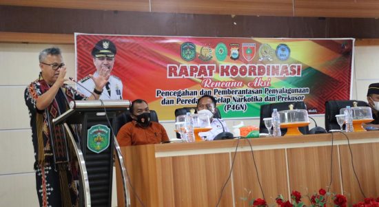 Bupati Luwu Timur (Lutim), H. Budiman bersama Forum Koordinasi Pimpinan Daerah Kabupaten Luwu Timur, serta Ketua Badan Narkotika Nasional (BNN) Kota Palopo, menghadiri Rapat Koordinasi TP4GN di Aula Kantor Bupati, Kamis (10/03/2022).