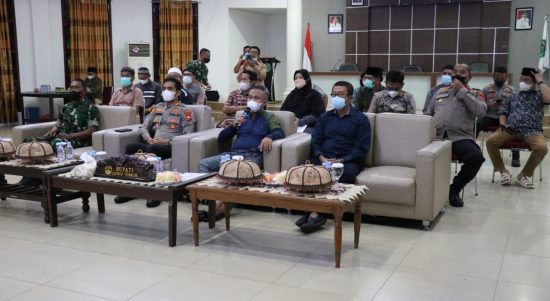 Rapat koordinasi secara virtual dipimpin langsung Bupati Luwu Timur, H. Budiman didampingi Kapolres Lutim, AKBP. Silvester Mangombo Marusaha Simamora, Kepala Kejaksaan Negeri Lutim, Muhammad Zubair, dan Danramil 1403-15/Malili, Capt. Inf. Dahlan di Aula Rujab Bupati, Kamis (10/03/2022) malam.