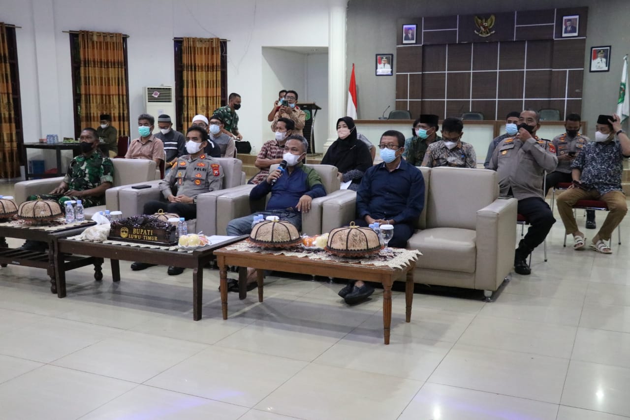 Rapat koordinasi secara virtual dipimpin langsung Bupati Luwu Timur, H. Budiman didampingi Kapolres Lutim, AKBP. Silvester Mangombo Marusaha Simamora, Kepala Kejaksaan Negeri Lutim, Muhammad Zubair, dan Danramil 1403-15/Malili, Capt. Inf. Dahlan di Aula Rujab Bupati, Kamis (10/03/2022) malam.