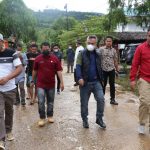 Bupati Luwu Timur, H. Budiman, meninjau langsung lokasi banjir yang terjadi di Perumahan Bumi Batara Guru, Desa Ussu, Kecamatan Malili, pada hari Jumat (11/03/2022).