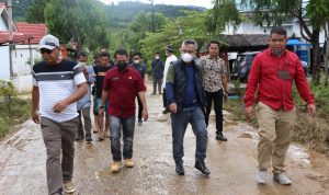 Bupati Luwu Timur, H. Budiman, meninjau langsung lokasi banjir yang terjadi di Perumahan Bumi Batara Guru, Desa Ussu, Kecamatan Malili, pada hari Jumat (11/03/2022).