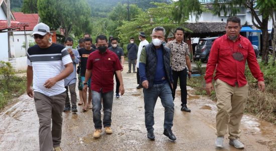 Bupati Luwu Timur, H. Budiman, meninjau langsung lokasi banjir yang terjadi di Perumahan Bumi Batara Guru, Desa Ussu, Kecamatan Malili, pada hari Jumat (11/03/2022).