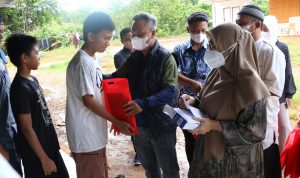 Dalam rangka ikut menggalakkan program Jumat Berbagi, Bupati Luwu Timur, H. Budiman, bersama Ketua TP PKK Kabupaten Luwu Timur, Hj. Sufriaty memberikan santunan kepada santri Pondok Pesantren Tahfidz Al-Quran Wahdah Islamiyah Malili, Jumat (11/03/2022).