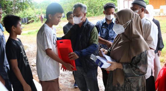 Dalam rangka ikut menggalakkan program Jumat Berbagi, Bupati Luwu Timur, H. Budiman, bersama Ketua TP PKK Kabupaten Luwu Timur, Hj. Sufriaty memberikan santunan kepada santri Pondok Pesantren Tahfidz Al-Quran Wahdah Islamiyah Malili, Jumat (11/03/2022).