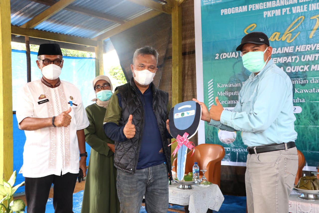 Bupati Luwu Timur menghadiri penyerahan alat pertanian berupa Combine Harvester (mesin panen padi) dan Hand Tractor yang diberikan oleh PT. Vale Indonesia,Tbk. kepada warga Desa Parumpanai, Desa Kawata dan Desa Nuha yang merupakan Kawasan Peternakan, Pertanian dan Olahan hasil Hutan yang merupakan binaan PKPM PT. Vale. Penyerahan tersebut berlangsung di Kantor Desa Kawata, Kecamatan Wasuponda, Jumat (11/03/2022).