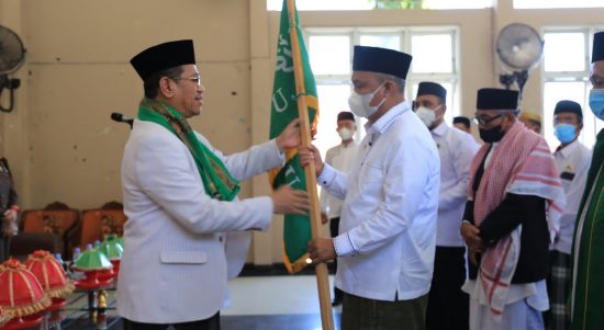 Bupati Luwu Timur, H. Budiman dilantik menjadi Mustasyar bersama dengan para Pengurus Cabang Nahdlatul Ulama (NU) Kabupaten Luwu Timur yang berlangsung di Aula Kantor Kecamatan Tomoni, Sabtu (12/03/2022).