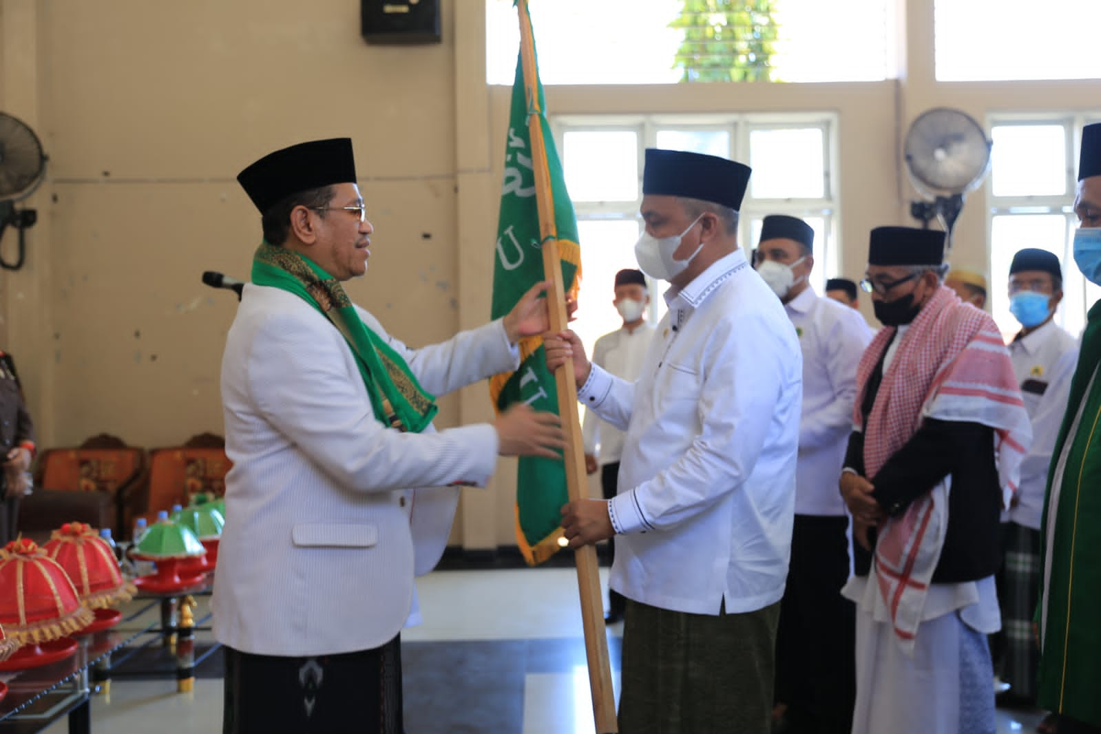 Bupati Luwu Timur, H. Budiman dilantik menjadi Mustasyar bersama dengan para Pengurus Cabang Nahdlatul Ulama (NU) Kabupaten Luwu Timur yang berlangsung di Aula Kantor Kecamatan Tomoni, Sabtu (12/03/2022).