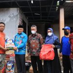 Wakil ketua II DPRD Luwu Timur, H. Usman Sadik memberikan bantuan kepada keluarga korban kebakaran, di desa Asuli, Minggu (13/3/22).