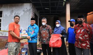 Wakil ketua II DPRD Luwu Timur, H. Usman Sadik memberikan bantuan kepada keluarga korban kebakaran, di desa Asuli, Minggu (13/3/22).