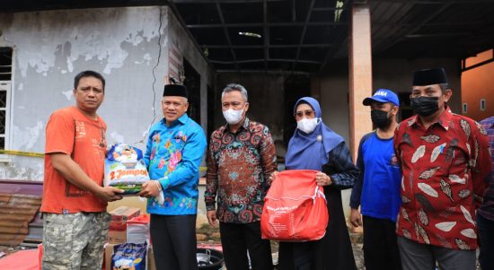 Wakil ketua II DPRD Luwu Timur, H. Usman Sadik memberikan bantuan kepada keluarga korban kebakaran, di desa Asuli, Minggu (13/3/22).